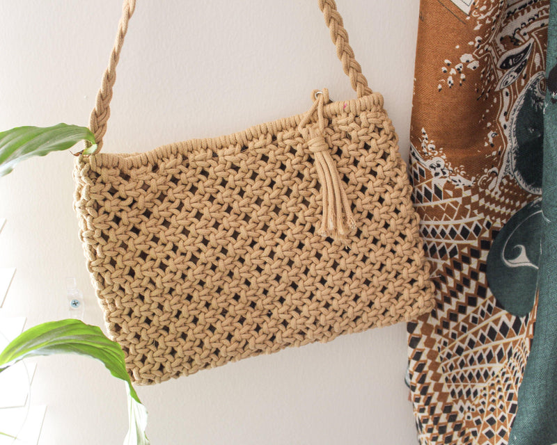 Handmade macrame purse with wood handle – knotsoneuclid